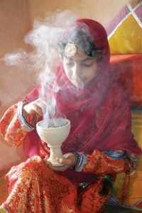 Oman bedeutet Genuss für alle Sinne. Neben den Gaumenfreuden ist der charakteristische Duft des Weihrauchs allgegenwärtig. Foto: djd/Sultanate of Oman