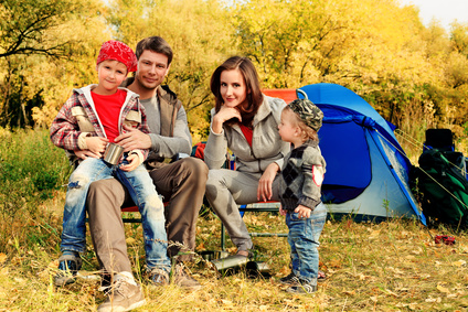 Familie vor dem Zelt 