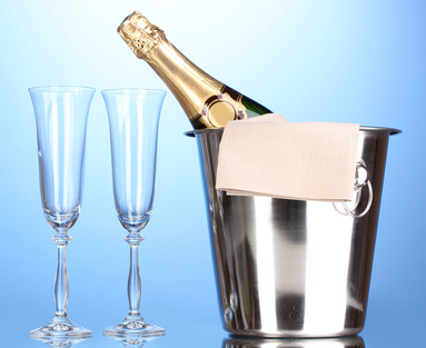 Eine Champagnerflasche und Gläser