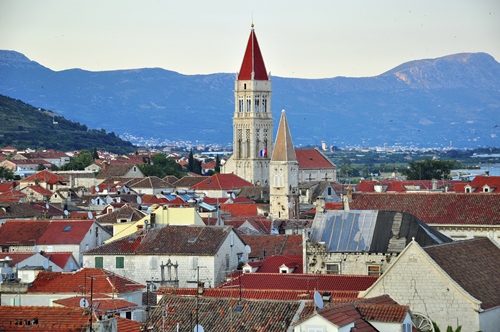 Der Artikel nennt beeindruckende Bauwerke Kroatiens. 