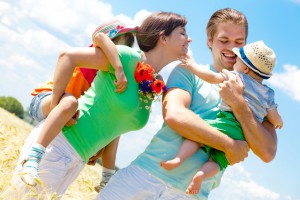 Eine glückliche Familie im gemeinsamen Urlaub