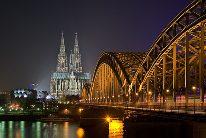 Brücke und Kölner-Dom auf einer Nachtaufnahme