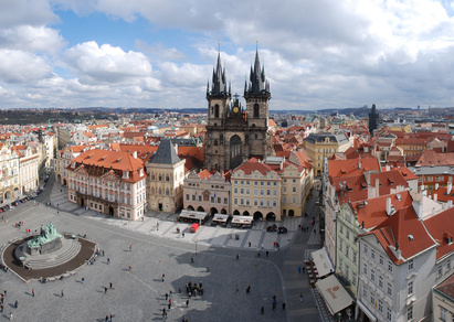Der Artikel erklärt Prag als tolles Reiseziel.