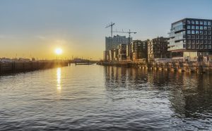 Auf der Elbe mit Blick auf die Hamburger Hafencity