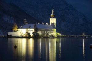 Der Artikel rät zur Reise in das träumerische Salzkammergut