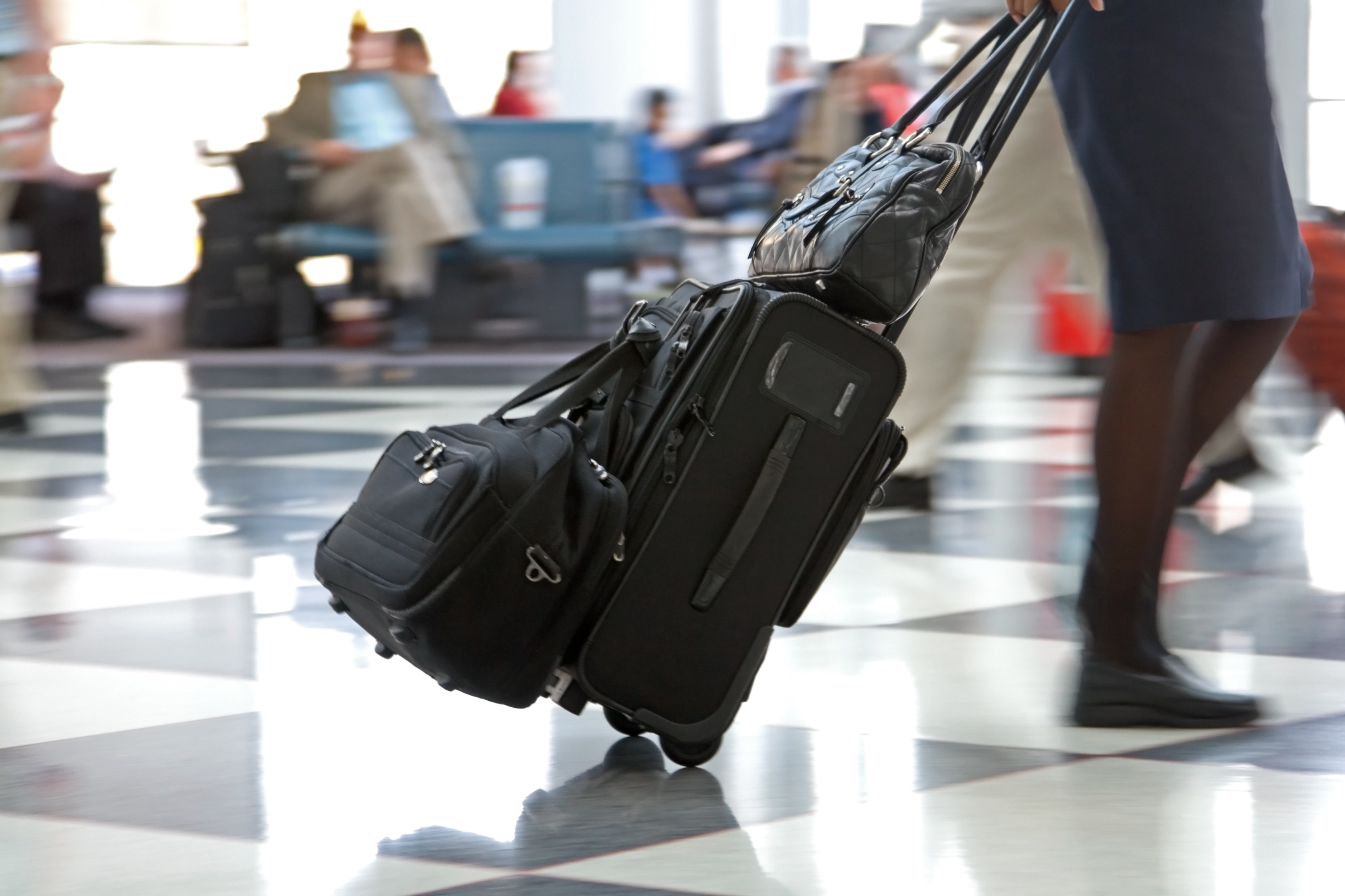 Der Artikel gibt Tipps fürs Reisegepäck auf langen Flügen.