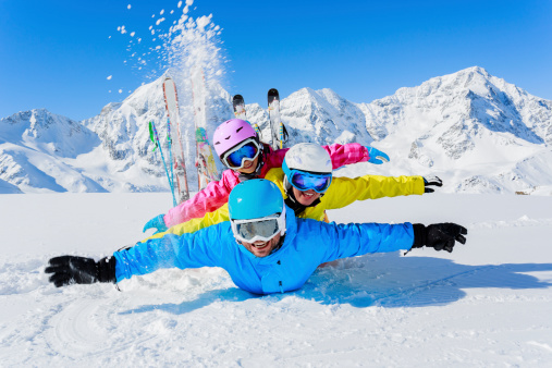 Familie genießt ihren Winterurlaub