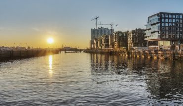 Auf der Elbe mit Blick auf die Hamburger Hafencity